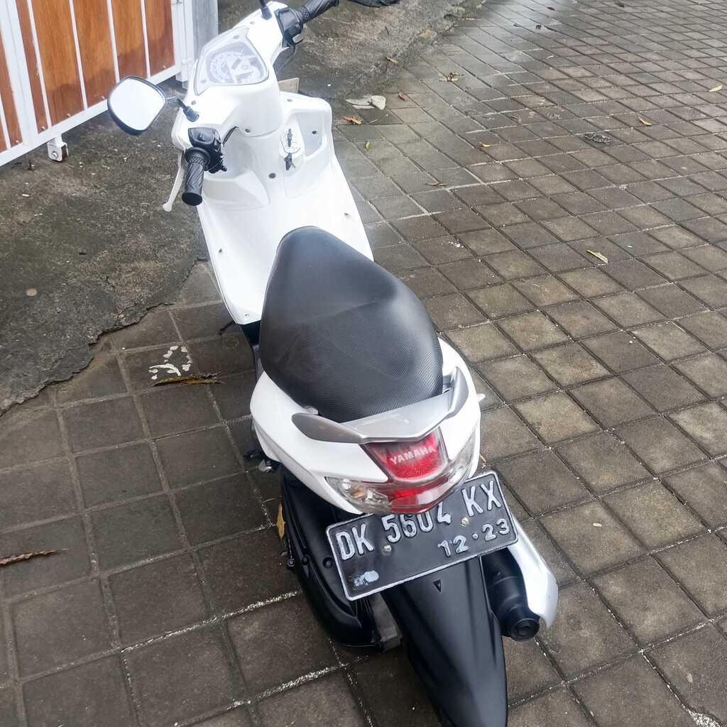 Yamaha Mio White scooter for rent in Bali – view 4