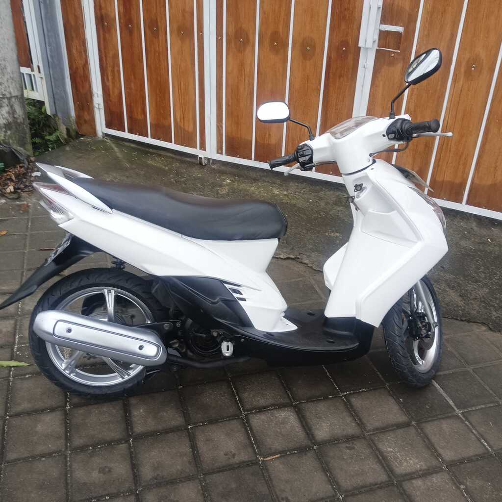 Yamaha Mio White scooter for rent in Bali – view 3