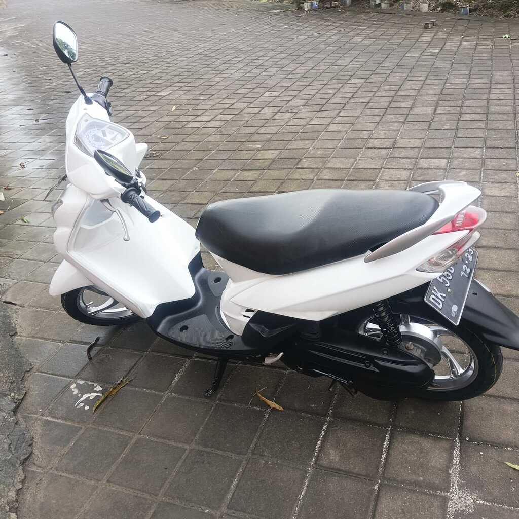 Yamaha Mio White scooter for rent in Bali – view 2