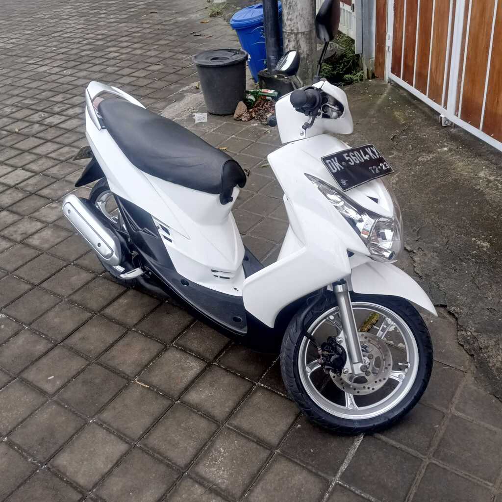 Yamaha Mio White scooter for rent in Bali