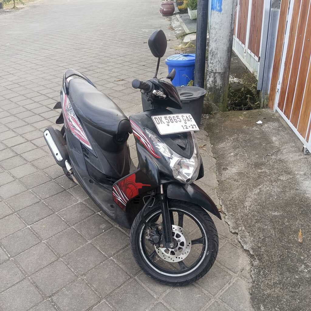 Yamaha Mio Black scooter for rent in Bali – view 3