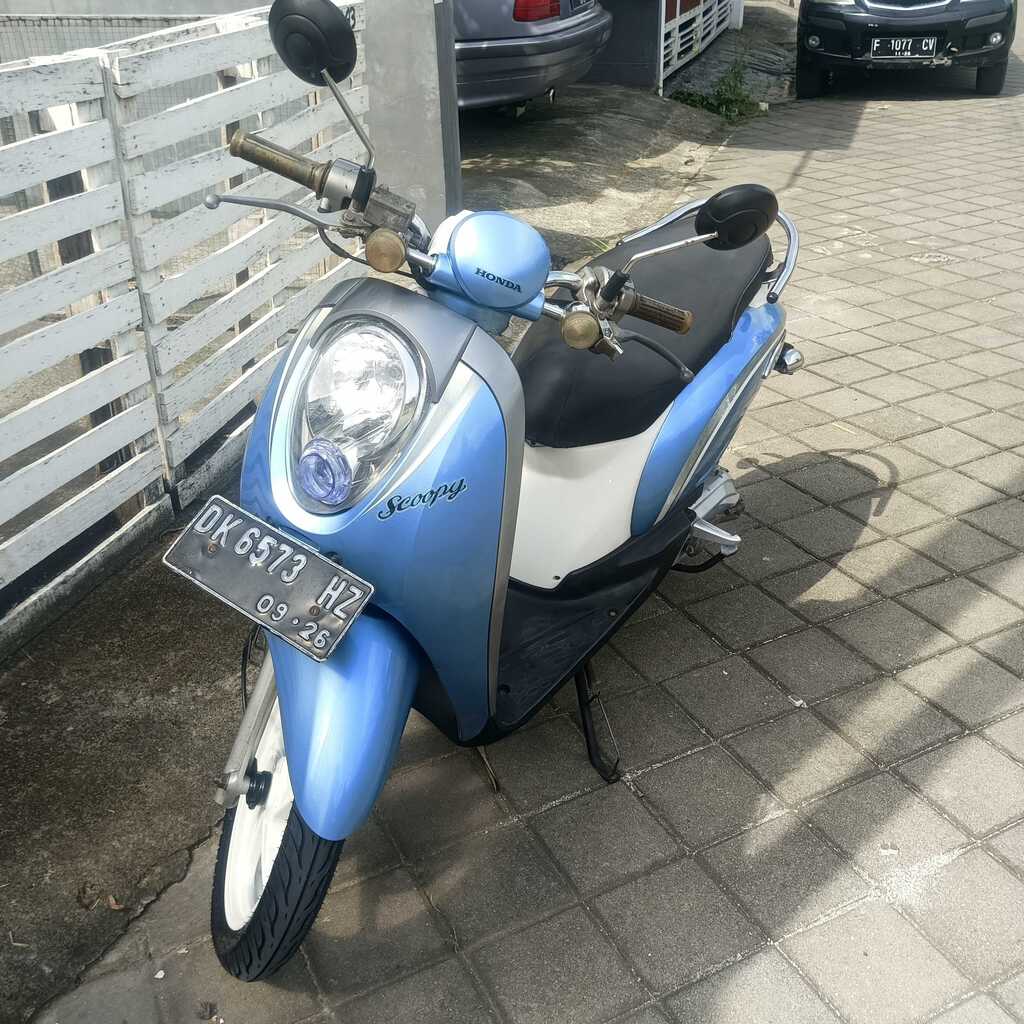 Honda Scoopy Blue scooter for rent in Bali