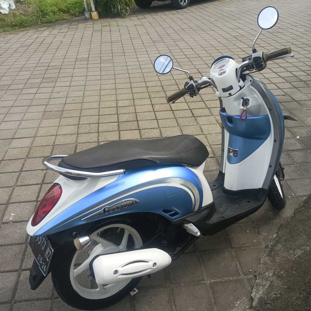 Honda Scoopy Blue scooter for rent in Bali – view 2