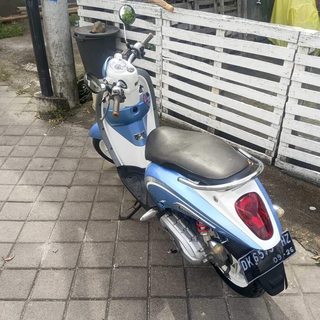 Honda Scoopy Blue scooter for rent in Bali – view 3