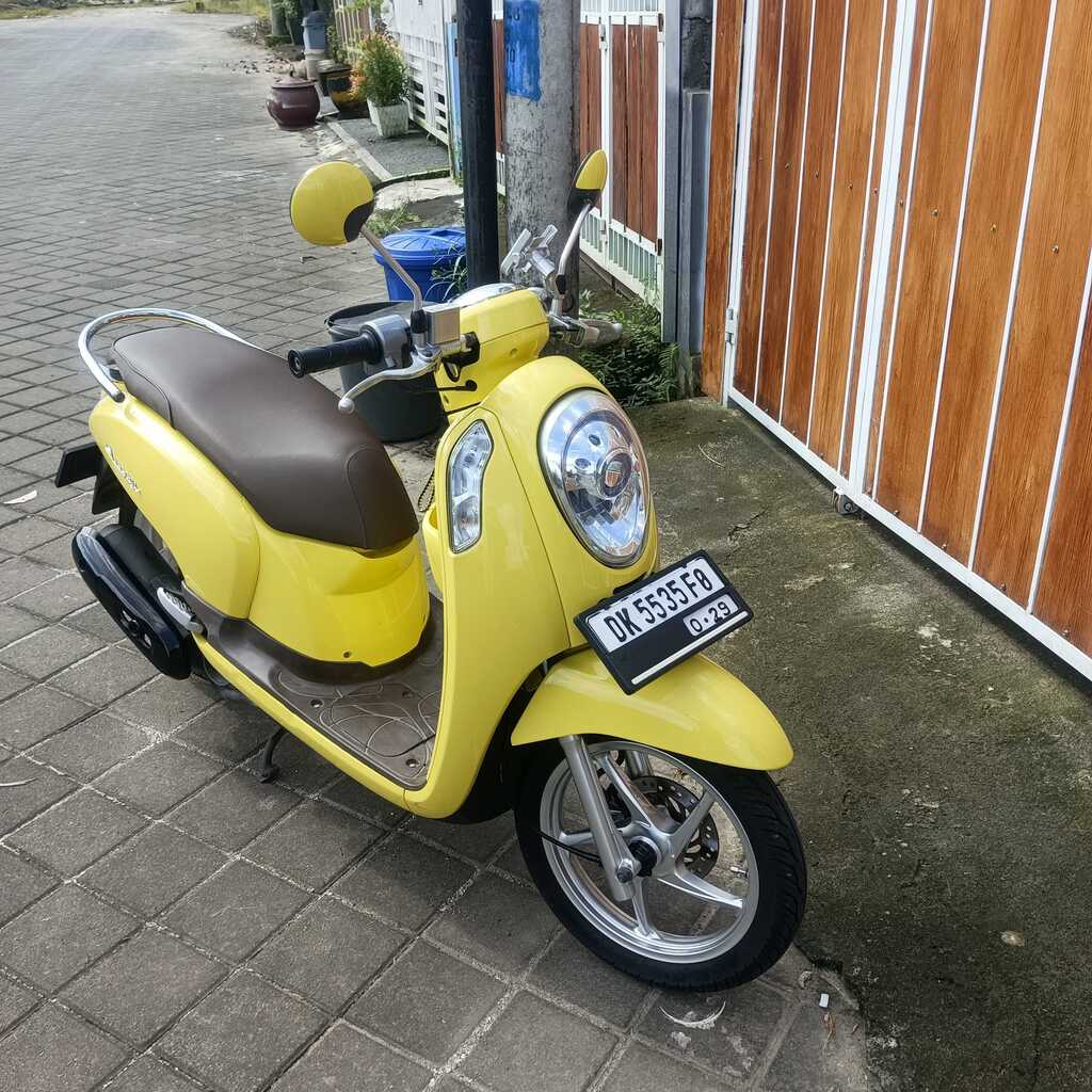 Honda Scoopy Yellow scooter for rent in Bali – view 4
