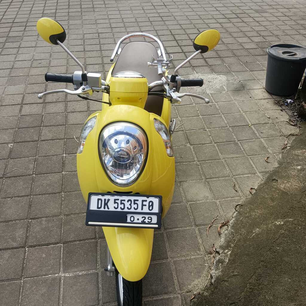 Honda Scoopy Yellow scooter for rent in Bali