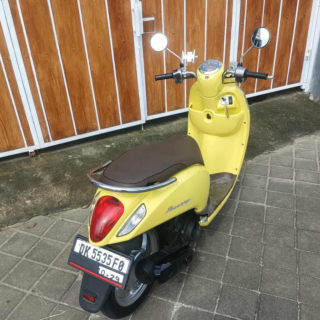 Honda Scoopy Yellow scooter for rent in Bali – view 3