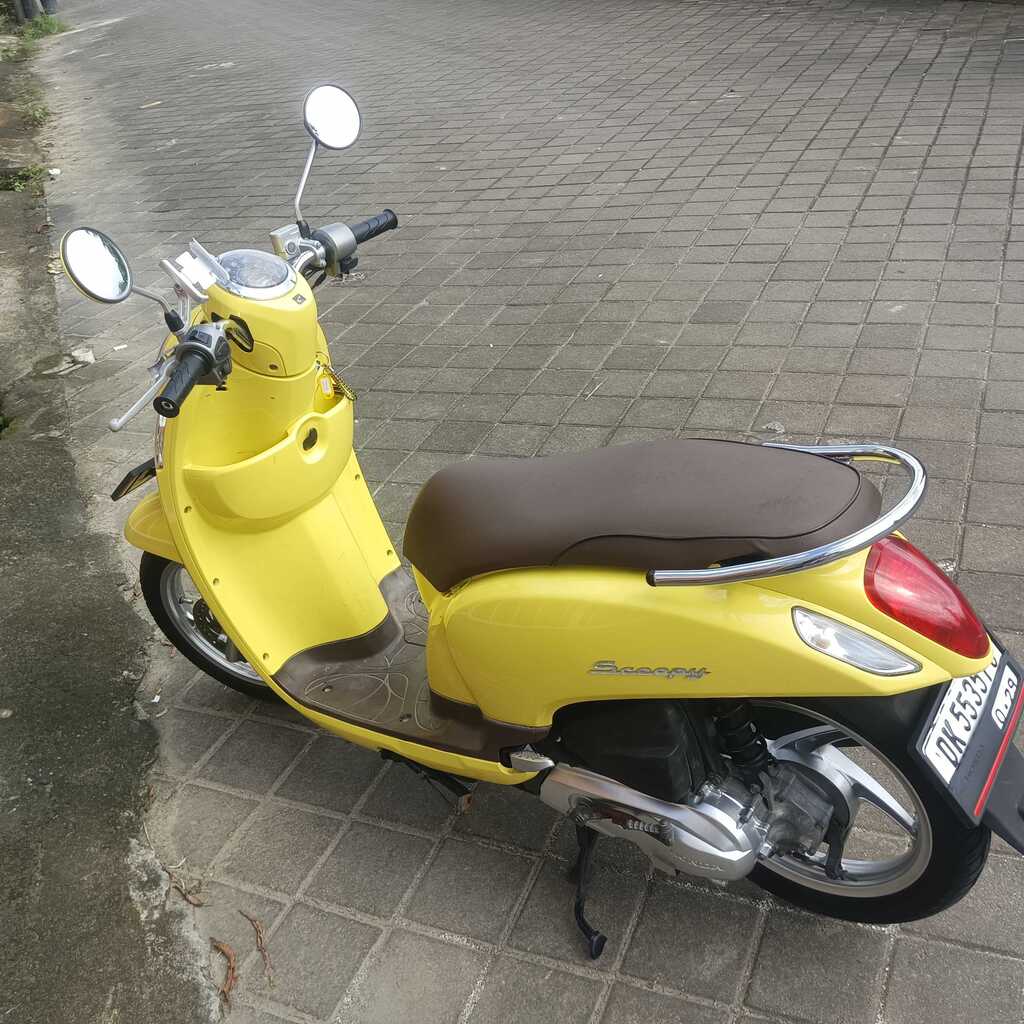 Honda Scoopy Yellow scooter for rent in Bali – view 2