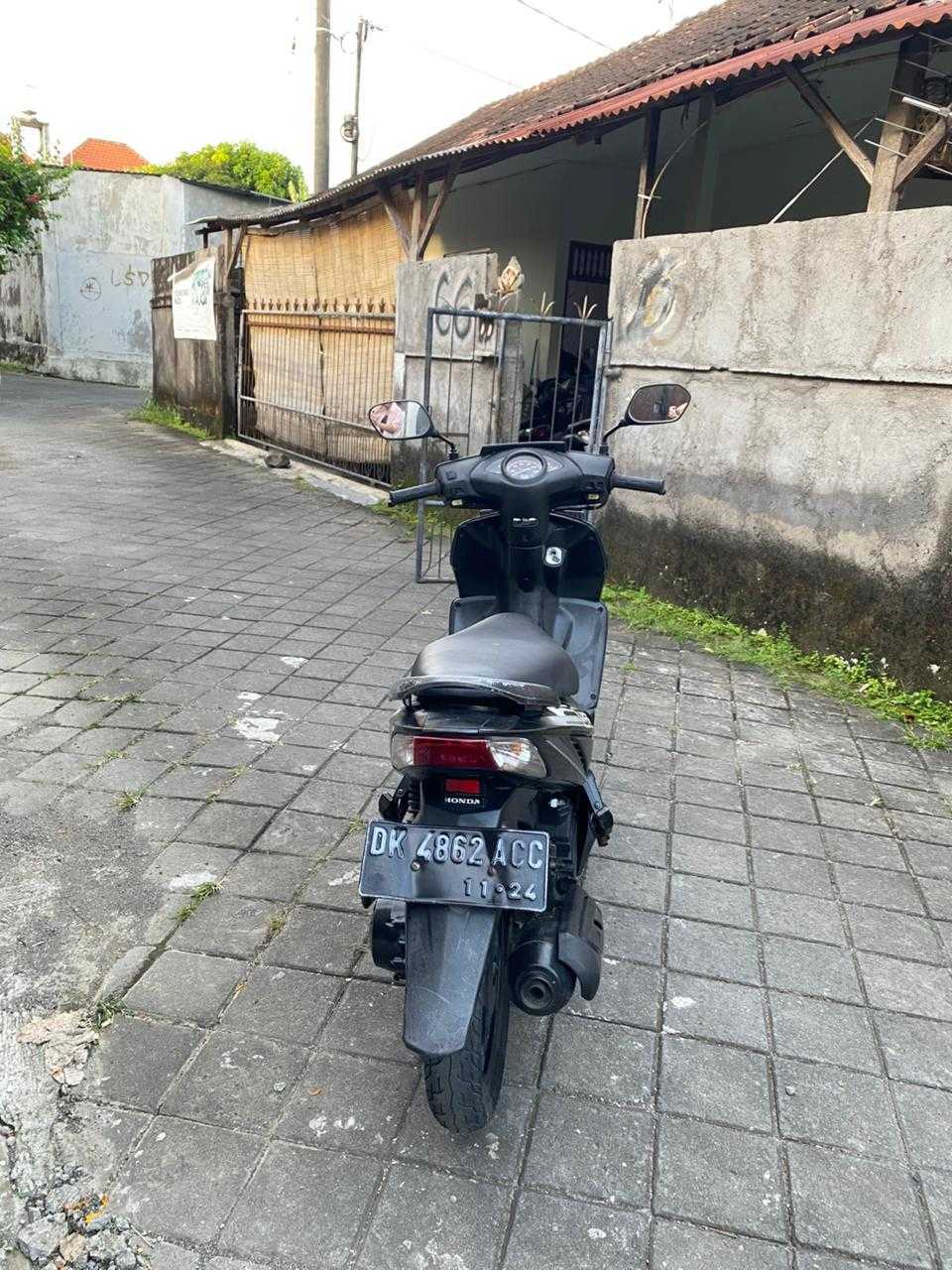 Honda Vario Blue scooter for rent in Bali – view 3