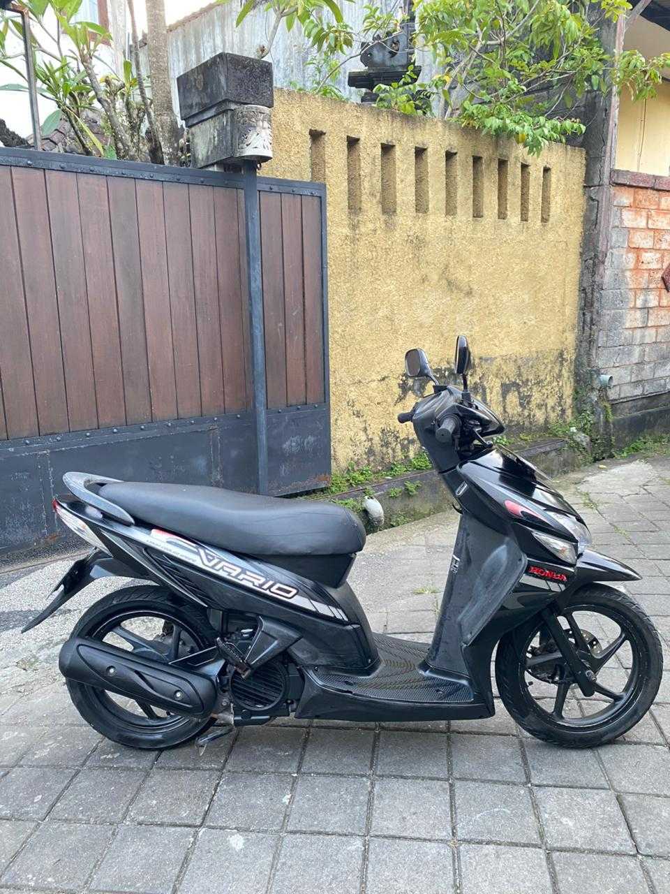 Honda Vario Blue scooter for rent in Bali – view 2