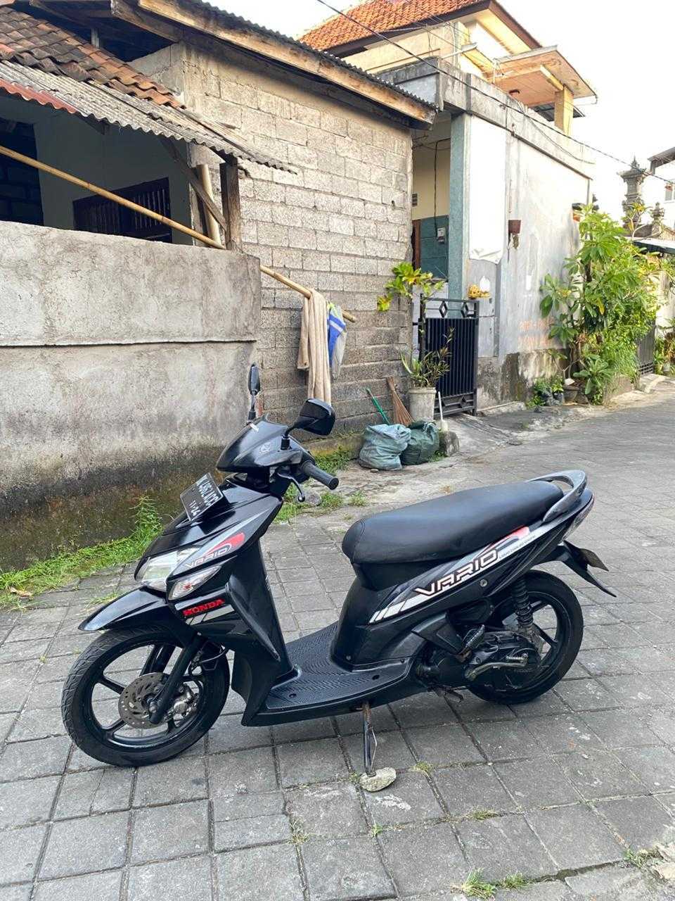 Honda Vario Blue scooter for rent in Bali – view 4